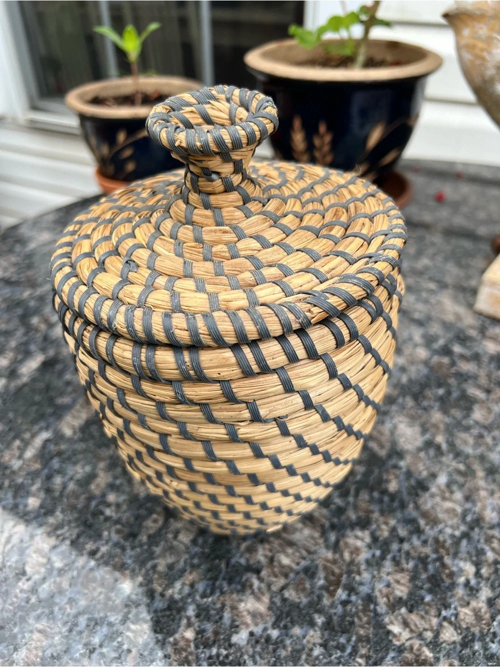Sweet Grass Woven Basket w/ Lid cylinder shape 8”x5.5”